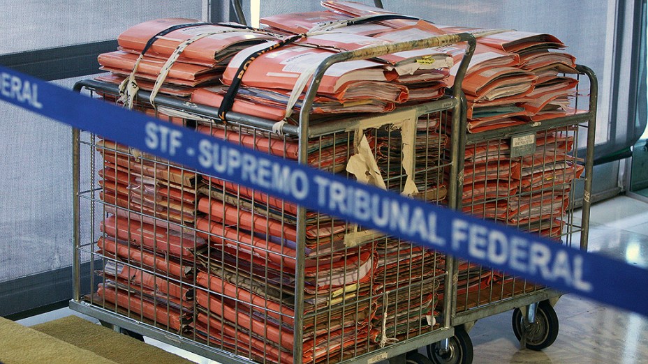 Pilha de documentos no plenário do STF, durante julgamento do mensalão, em 06/08/2012