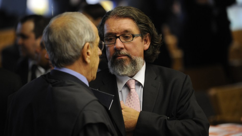 Os advogados, Márcio Thomaz Bastos e Antonio Carlos de Almeida Castro, conversam antes do início, no Supremo Tribunal Federal, do julgamento da Ação Penal 470, mais conhecida como processo do mensalão