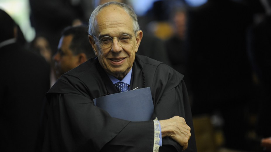 O advogado, Márcio Thomaz Bastos, chega para o julgamento da Ação Penal 470, mais conhecida como processo do mensalão
