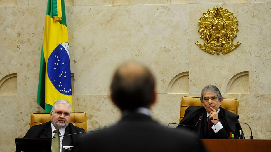 O advogado José Luis de Oliveira Lima, defensor do ex-ministro-chefe da Casa Civil José Dirceu, no plenário do Supremo Tribunal Federal (STF), durante julgamento do mensalão