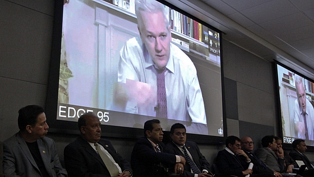 O fundador do WikiLeaks, Julian Assange, durante teleconferência em evento realizado em Nova York