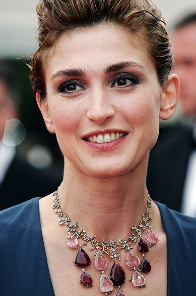 A atriz Julie Gayet é fotografada após sua chegada ao Festival de Cannes, em 2006