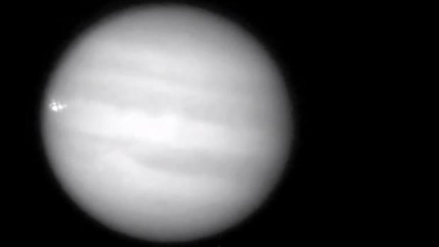 Imagem mostra o impacto contra o planeta Júpiter: o planeta, pelo tamanho, protege a Terra de corpos celestes errantes