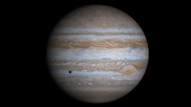 Imagem de Júpiter feita pela sonda Cassini. A mancha aparece no lado direito