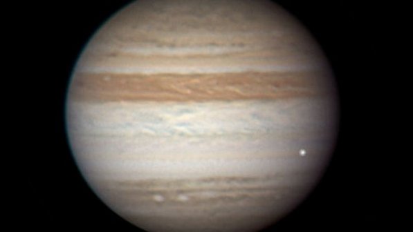 Uma composição colorida de Júpiter mostra um dos impactos observados no ano de 2010, na parte inferior direita da imagem