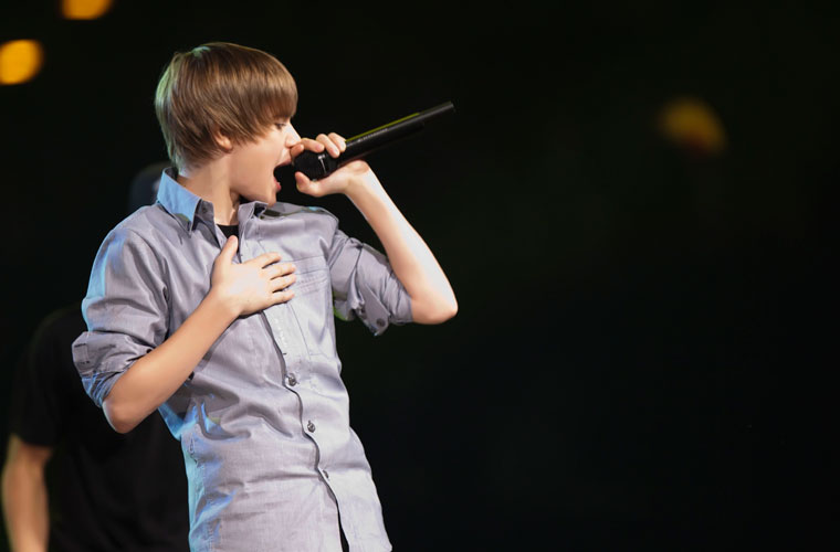 <p>Justin Bieber é o primeiro adolescente em 47 anos a liderar a parada dos discos mais vendidos nos Estados Unidos - em 1963, Stevie Wonder, com apenas 13 anos, ficou no topo do ranking.</p>