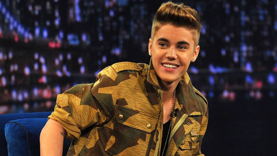 O cantor Justin Bieber sendo entrevistado no programa Late Night With Jimmy Fallon, em 2013