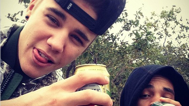 <p>Justin Bieber bebe cerveja com amigo na África do Sul</p>