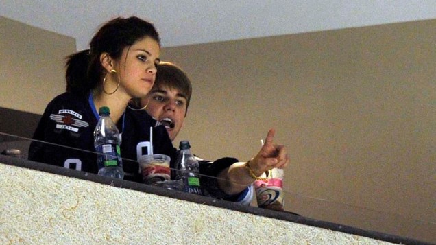 Justin Bieber e Selena Gomez assistem partida de hóquei no gelo, no Canadá