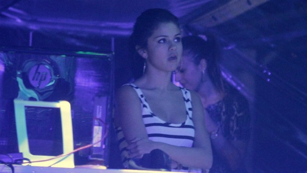 Selena Gomez assiste ao show de Justin Bieber no Engenhão