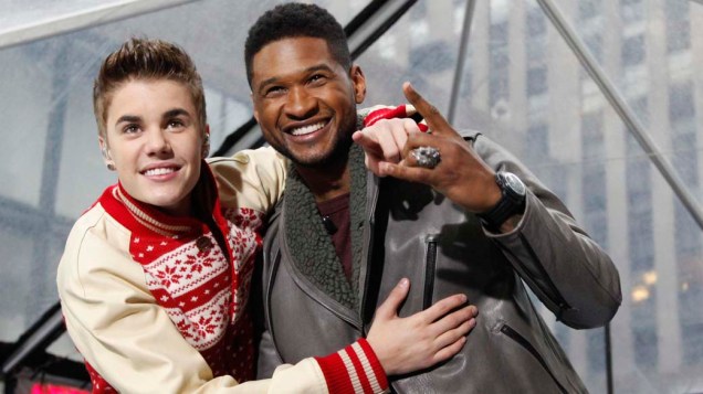 <p>Os cantores Justin Bieber e Usher após apresentação em Nova York, em 23/11/2011</p>