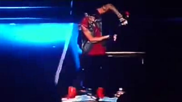 <p>Justin Bieber varre a bandeira argentina do palco, com o microfone</p> <p>Justin Bieber varre a bandeira argentina do palco, com o microfone</p>