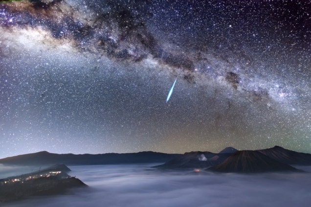 <p>Um meteoro cruza o céu estrelado sobre o Monte Bromo, um vulcão na Indonésia, um dia antes do ápice da chuva de meteoros Eta  Aquarídeos, causada pelos fragmentos deixados pelo cometa Halley</p>