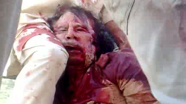 Imagem de celular mostra Muamar Kadafi ensanguentado na Líbia