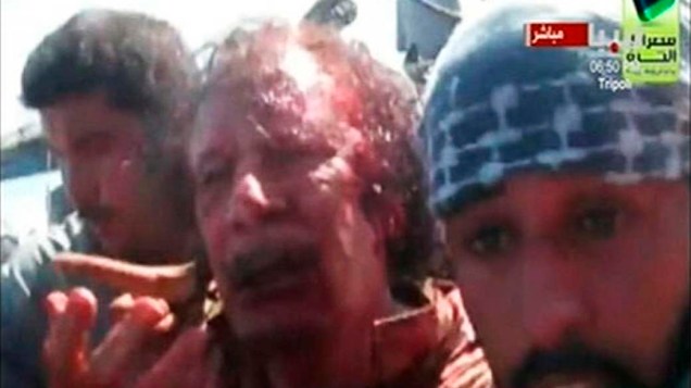 Imagem de tv mostra Muamar Kadafi ferido na Líbia