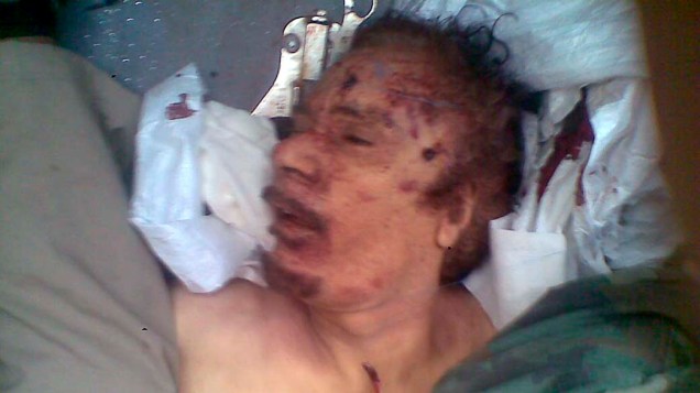 Corpo de Kadafi sendo transferido de Sirte para Misrata, na Líbia