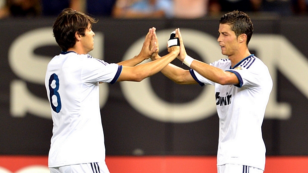 Kaká cumprimenta Cristiano Ronaldo durante triunfo sobre o Milan: meia pode estar de saída do Real Madrid