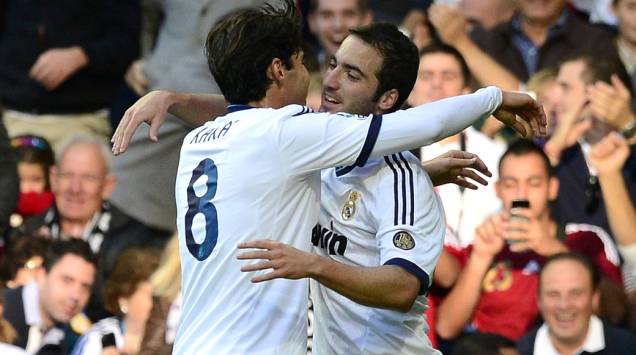 Kaká cumprimenta o argentino Higuain, autor do primeiro gol do Real Madrid contra o Celta