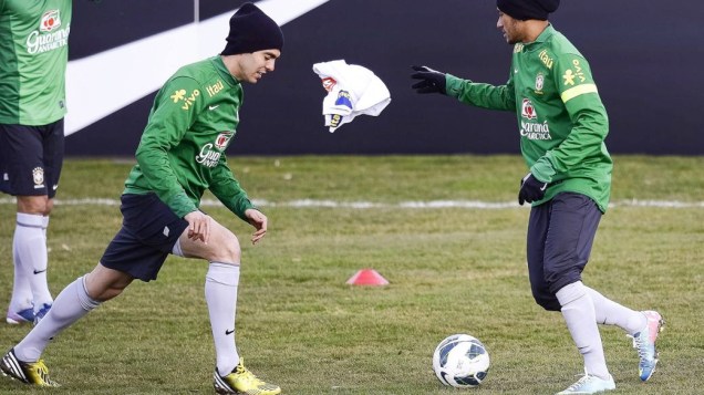 Kaká e Neymar no treino da seleção brasileira em Genebra, na Suíça, antes do jogo contra a Itália