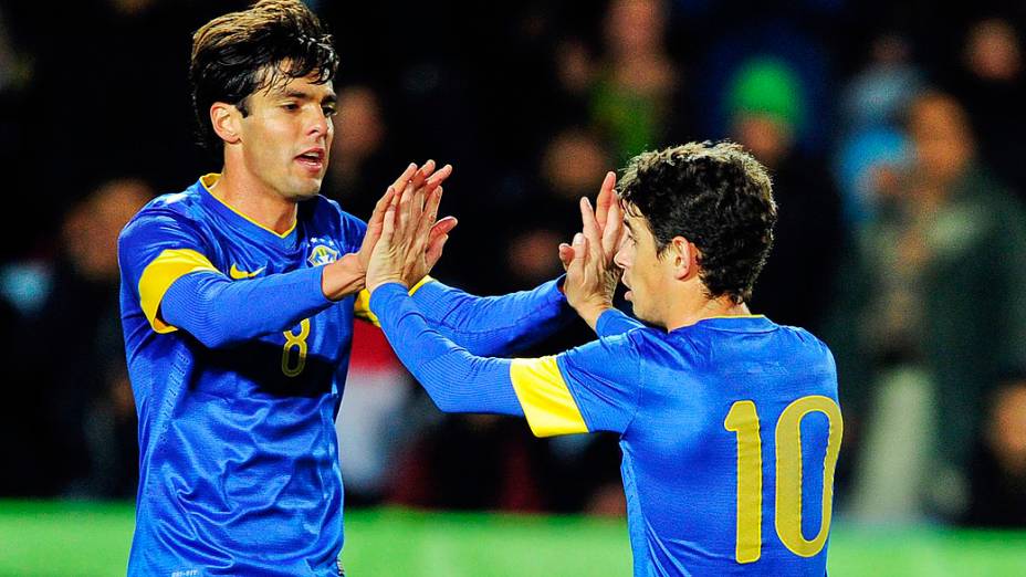 Oscar celebra seu gol com Kaká durante o jogo contra o Iraque
