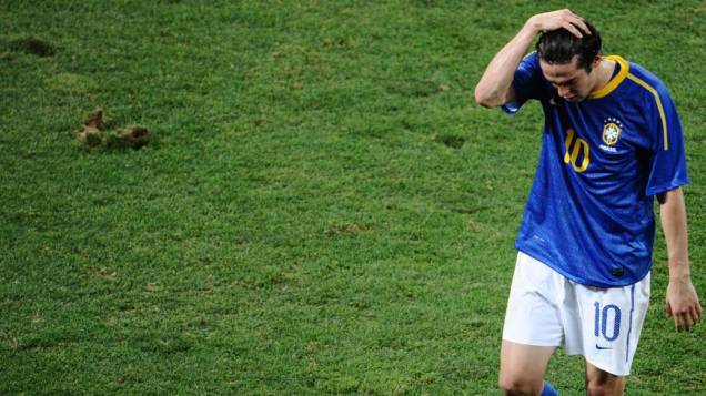 Kaká lamenta a derrota para a Holanda, que tirou o Brasil da Copa do Mundo