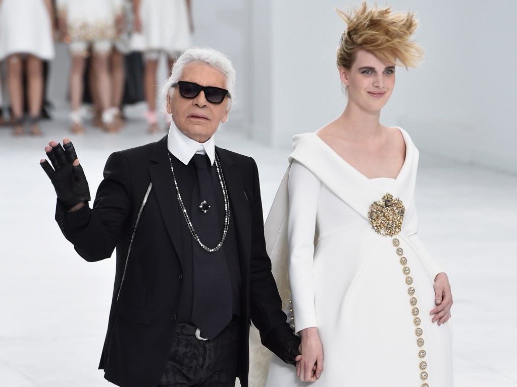 Karl Lagerfeld e a modelo Ashleigh Good durante a Paris Fashion Week em 2014