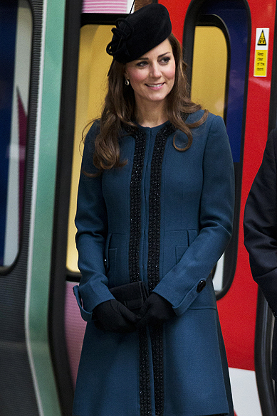 Kate Middleton anda de metrô em Londres. A duquesa de Cambridge comemorou os 150 anos do transporte público mais popular da capital inglesa
