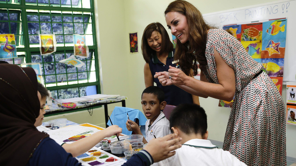 Kate Middleton participa de aula de artes com alunos de escola em Cingapura
