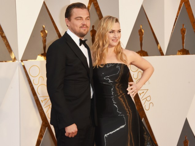 Kate Winslet e Leonardo DiCaprio roubam a cena no tapete vermelho do Oscar 2016