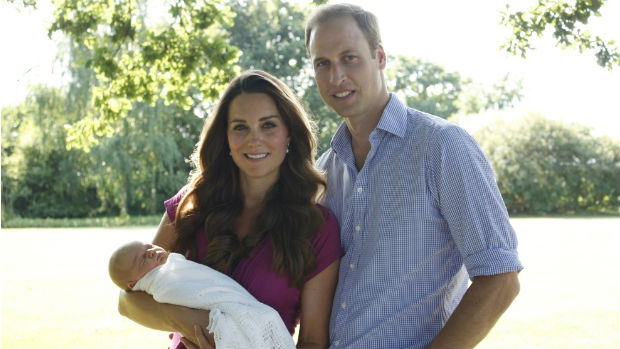 Primeira imagem oficial do príncipe William e Kate Middleton com o filho, George
