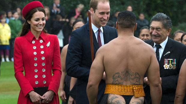 O príncipe William e a duquesa de Cambridge Kate Middleton são recepcionados por guerreiro Maori na residência oficial em Wellington, na Nova Zelândia