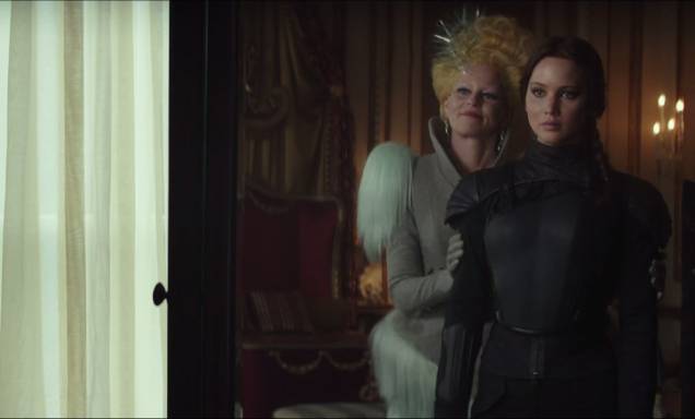 Katniss (Jennifer Lawrence) e Effie (Elizabeth Banks) em Jogos Vorazes: A Esperança - O Final