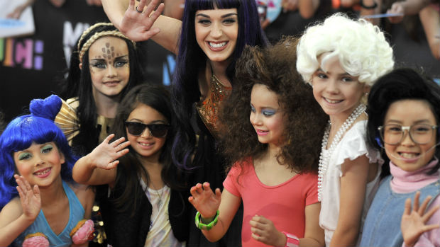 A cantora Katy Perry chega ao prêmio MuchMusic acompanhada de crianças com figurinos de seus clipes recentes