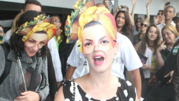 Katy Perry, mascarada, chega ao Aeroporto Internacional do Rio de Janeiro: primeiro show do Palco Mundo, no Rock in Rio