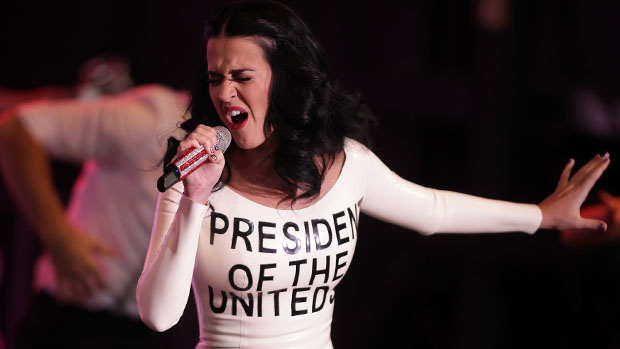 Katy Perry se apresenta durante campanha de Barack Obama