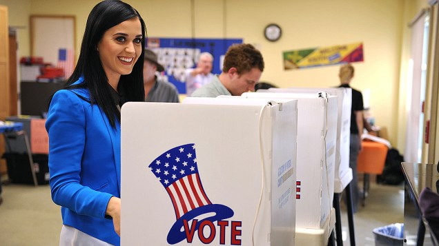 A cantora Katy Perry registra seu voto em um posto de votação de Los Angeles, na Califórnia