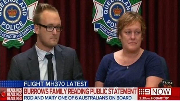 Kaylene Mann (dir.) ao lado de um sobrinho à época do desaparecimento do voo MH370; agora ela perdeu uma enteada