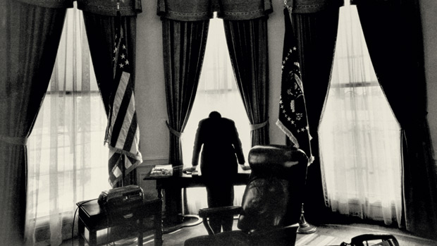O PESO DA DECISÃO - John Kennedy no Salão Oval da Casa Branca, em 1962: a maneira como seu governo resolveu a crise serve de lição a todos os presidentes dos EUA desde então