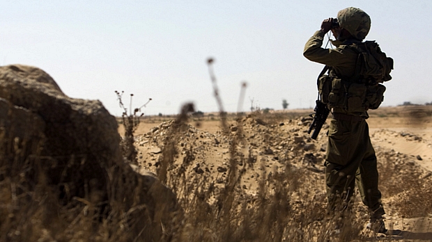 Soldado patrulha território de Kerem Shalom, na fronteira entre Israel e Egito