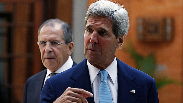 John Kerry e o chanceler russo Sergei Lavrov se reuníram durante cúpula da Apec