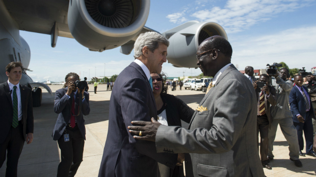 O secretário de Estado dos EUA, John Kerry, e o ministro das Relações Exteriores do Sudão do Sul, Barnaba M.Benjamin