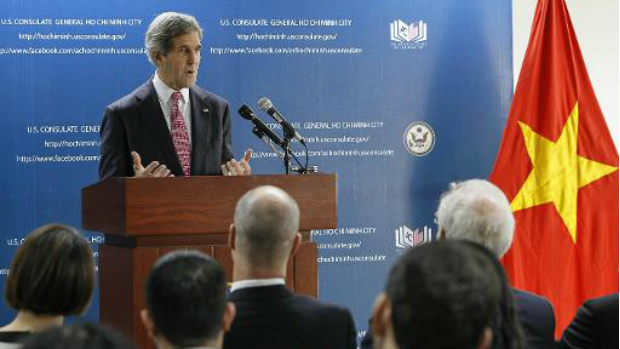 John Kerry, secretário de Estado americano, discursa durante visita ao Vietnã