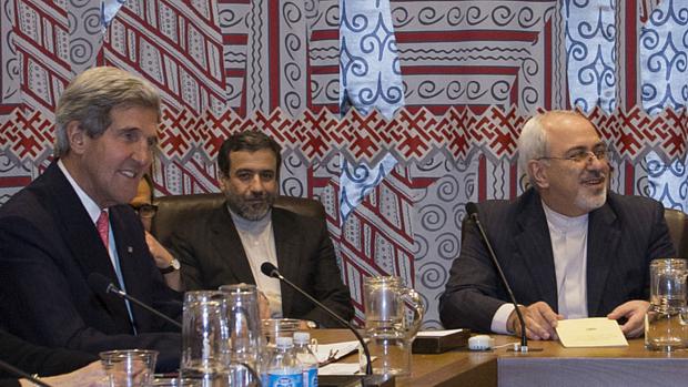 O secretário de Estado americano, John Kerry (esq), ao lado do chanceler do Irã, Mohammad Javad Zarif (dir) em encontro em Nova York