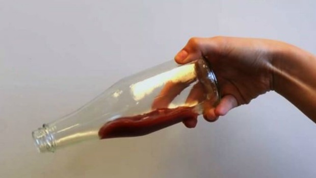 Demonstração da LiquidGlide com vidro de ketchup