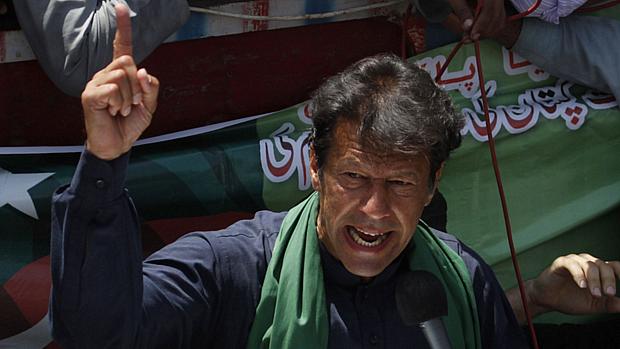 Imran Khan sofreu ferimentos na cabeça e foi levado ao hospital