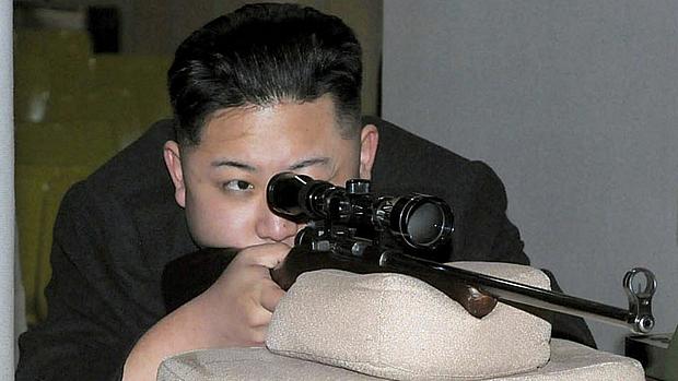 Líder supremo da Coreia do Norte, Kim Jong-un, treina artilharia durante visita a fábrica de armas