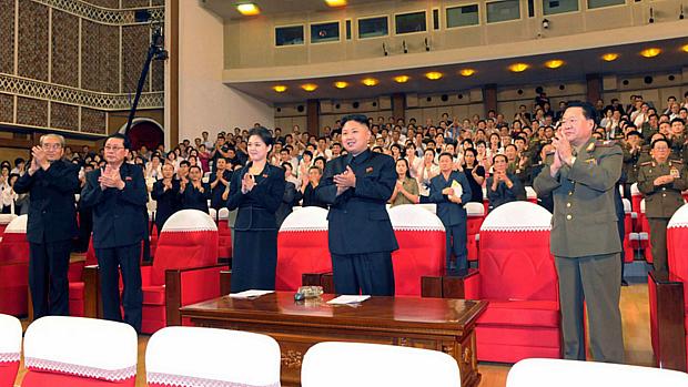 Kim Jong-Un aplaude apresentação de personagens da Disney em pé