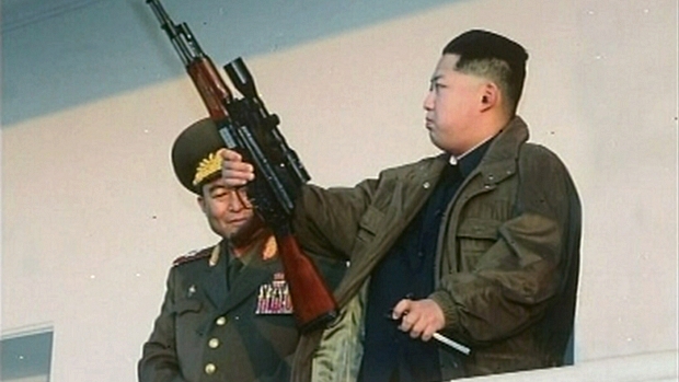Imagem da televisão estatal norte-coreana mostra Kim Jong-un empunhando um fuzil