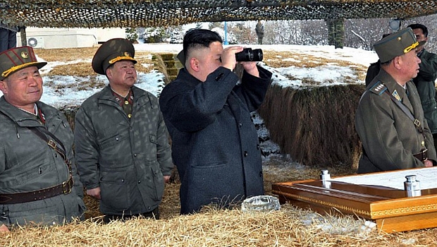 Ditador Kim Jong-un inspeciona exercício militar na Coreia do Norte