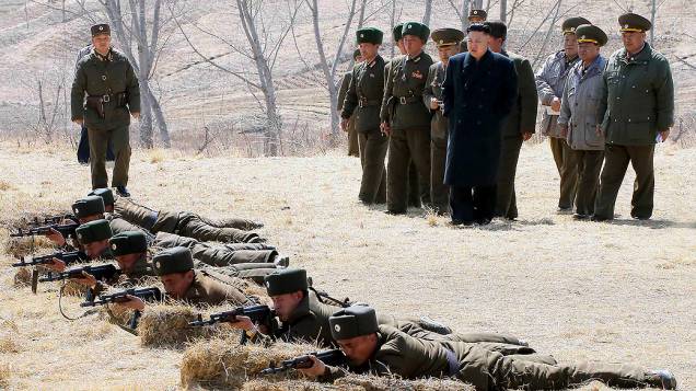 O líder norte-coreano Kim Jong-Un acompanha treinamento do Exército em local não revelado